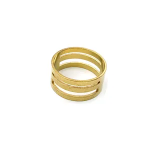 Bague dorée minimaliste moderne avec un design élégant à trois bandes évidées fines