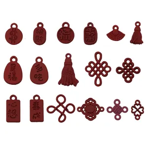 Colección de colgantes rojos del Año Nuevo Chino con borlas y nudos tradicionales.