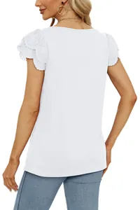 Detaillierte Rückansicht eines weißen Damen-T-Shirts mit mehrlagigen Lochstickerei-Ärmeln.