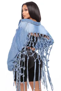Détail de la vue arrière d'une veste en jean pour femmes avec un design à franges en filet.