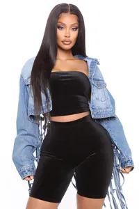 Vue détaillée d'une veste en jean courte pour femme avec des franges au dos bleu