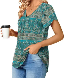 Vista detallada de blusa para mujer con estampado paisley, cuello en V y manga pétalo