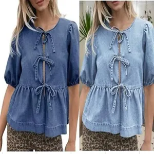 Confronto tra camicette in denim blu scuro e chiaro con lacci e maniche a sbuffo
