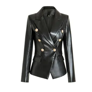 Chaqueta blazer de piel sintética negra con botones dorados de cabeza de león.