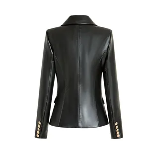 Vista trasera de un elegante blazer de cuero sintético negro con botones dorados