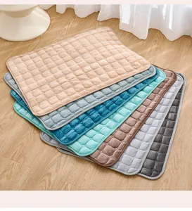Pile de tapis colorés en flanelle matelassée pour chiens et chats sur sol en bois