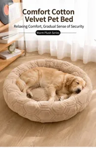 Cama redonda de felpa para mascotas con textura de panal para perros y gatos en hogar cálido