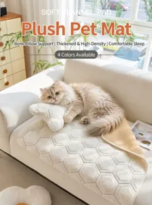 Alfombra para mascotas con textura de panal, cojín de hueso y gato suave en sofá.