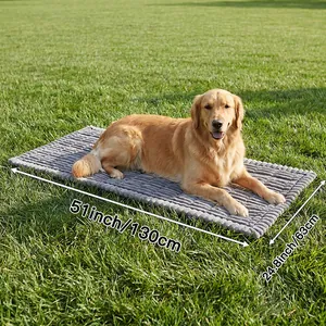 Große graue strukturierte Haustiermatte 130x63cm mit Golden Retriever auf grünem Gras