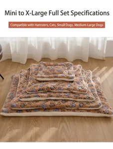 Vista dettagliata di calde coperte per animali impilate in varie misure con motivi a zampa