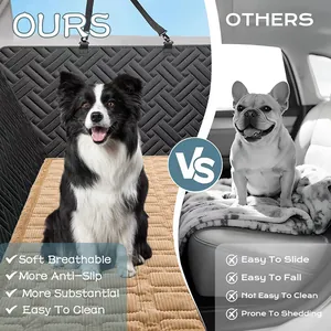 Comparaison montrant la texture matelassée antidérapante de ce tapis de voiture pour chiens.