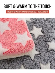 Vista macro della morbida coperta in peluche per animali con trama a stelle e pile