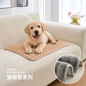 Tapis en flanelle doux pour chiens et chats sur canapé