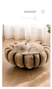 Accogliente cuccia rotonda in peluche per animali con gatto che dorme su pavimento in legno
