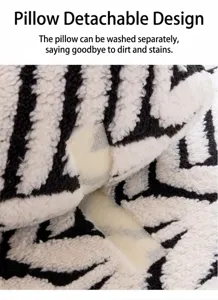 Dettaglio del cuscino rimovibile con chiusura a velcro su letto in peluche zebrato