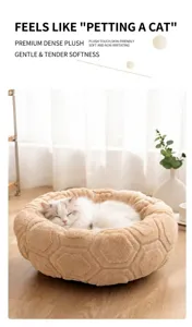 Detalle de una cama redonda de felpa para mascotas con diseño de panal hexagonal