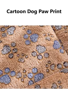 Vista macro di una morbida coperta in peluche per animali con motivo a zampa di cane.