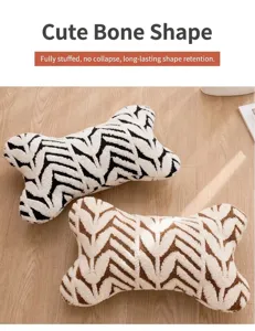 Dettaglio di cuscini in peluche a forma di osso per animali con motivi a zig-zag.