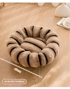 Primo piano di una cuccia rotonda in peluche con trama a strisce e dettagli sulle taglie.