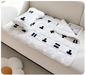 Weiche Plüsch-Hundematte und Knochenkissen-Set auf einem weißen Sofa für Winterwärme