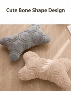 Detalle macro de almohada de peluche para mascotas con forma de hueso
