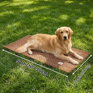 Doux tapis marron pour chien sur herbe verte avec dimensions de 130x63cm affichées