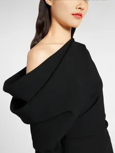 Elegante vestido largo negro con hombros descubiertos y cintura ajustada para fiestas