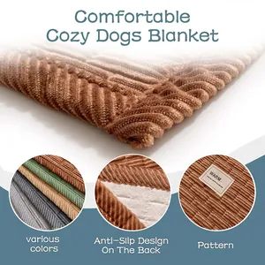 Vues détaillées de la couverture chaude pour chien avec texture côtelée et envers antidérapant.
