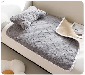 Couverture grise douillette pour animaux avec oreiller en os, surface texturée et dos antidérapant