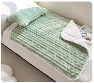 Dettaglio coperta peluche verde per animali con texture a righe e morbido retro bianco.