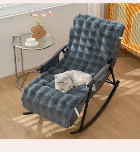 Coussin de chaise gris en polaire douce sur un fauteuil à bascule noir dans une pièce
