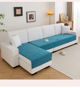 Coussin de canapé en chenille bleu canard sur canapé d'angle blanc en L