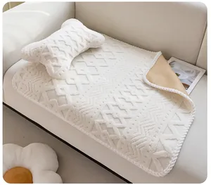 Gros plan d'une couverture en peluche blanche pour animaux avec motif gaufré et oreiller