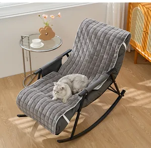 Nahaufnahme einer Katze auf einem weichen Flanell-Liegestuhlkissen in einem sonnigen Raum.