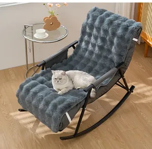 Vue détaillée d'un coussin de chaise en velours à bulles gris doux sur un fauteuil à bascule