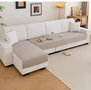 Vue d'ambiance d'un coussin de canapé en chenille avec chat pour preuve anti-rayures