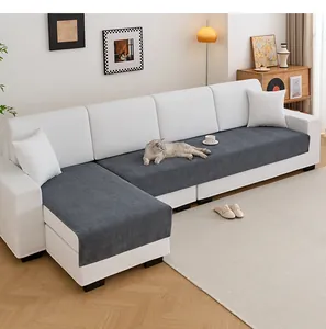Vue détaillée d'une housse de canapé en chenille gris foncé sur un canapé blanc en L.