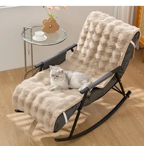Coussin épais en polaire à bulles beige pour fauteuil à bascule avec un chat dessus.