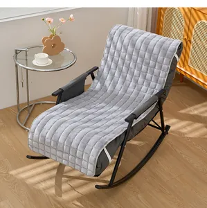 Dickes graues Flanellkissen für Schaukelstühle in einem gemütlichen sonnigen Wohnzimmer
