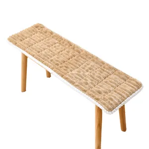 Cuscino per panca in flanella color cammello con consistenza morbida e bordo intrecciato