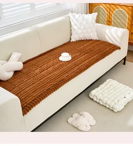 Texture détaillée d'un coussin de canapé en peluche marron dans un salon moderne