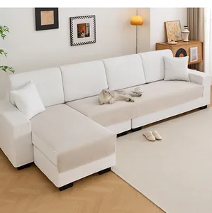 Vue détaillée de coussins de canapé en chenille imperméable beige sur un canapé blanc.