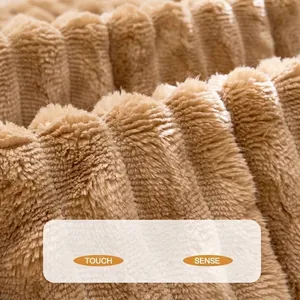 Primo piano di coperta di peluche marrone caldo con consistenza a coste per cani