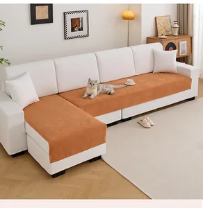 Housse de canapé orange imperméable en chenille dans un salon confortable avec un chat