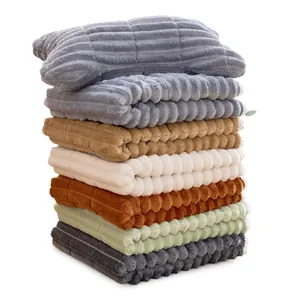 Pila di morbide coperte a righe per animali domestici in vari colori per cani e gatti