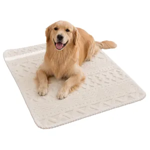 Couverture douce blanche pour animaux avec motifs géométriques et golden retriever assis