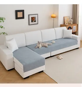 Vue détaillée de la housse de canapé en chenille imperméable bleu clair sur canapé