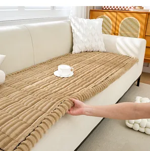 Gros plan d'un tapis de canapé en peluche épais avec texture côtelée et envers antidérapant