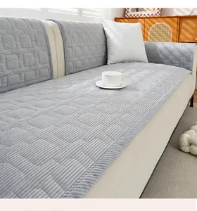 Vista detallada del cojín de sofá de pana gris con un elegante diseño acolchado chic