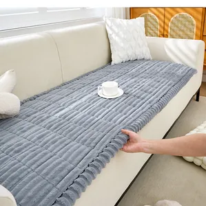Gros plan d'un coussin de canapé en peluche épais avec texture côtelée grise, antidérapant